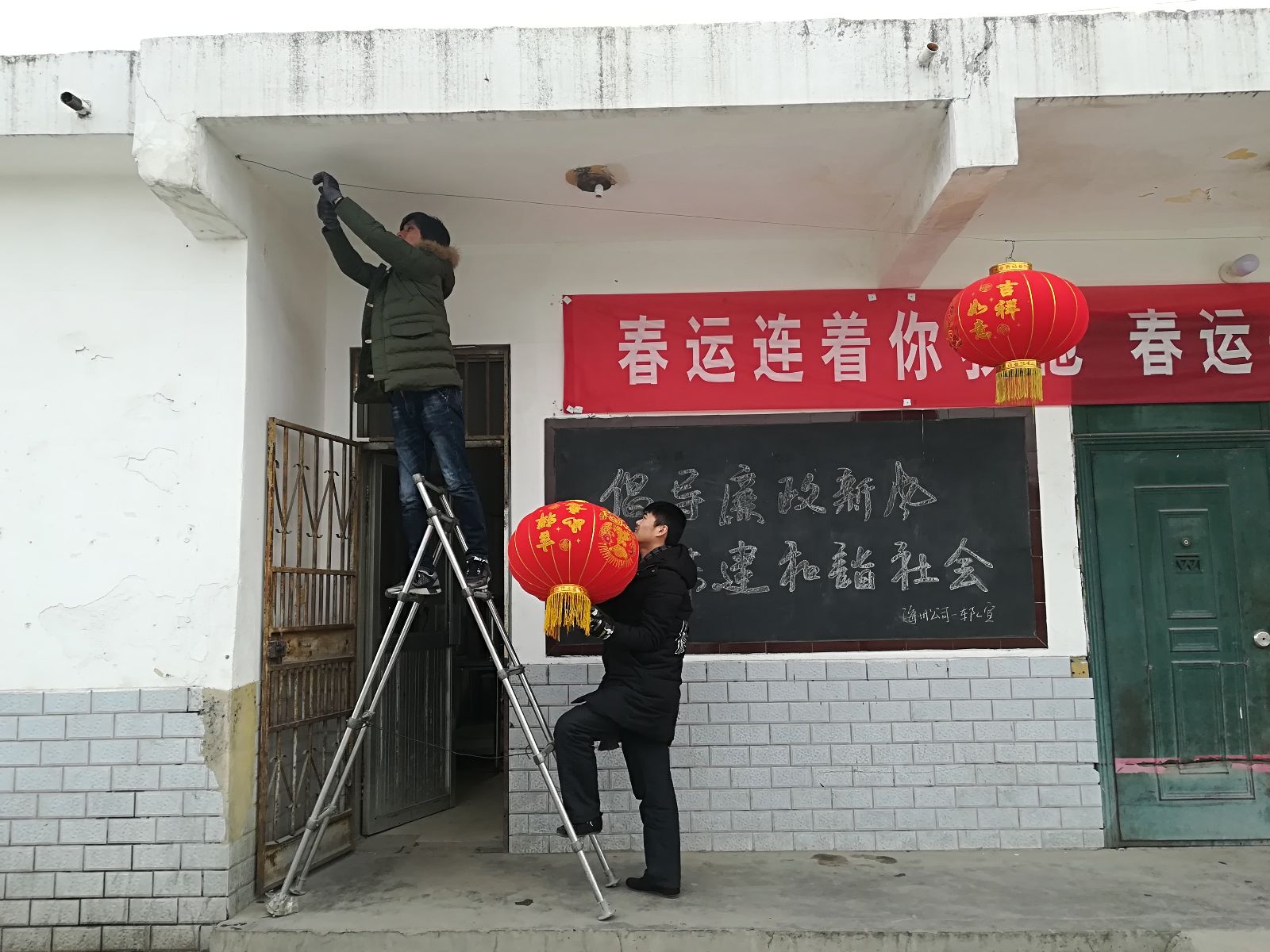 公交集团海通公交喜挂灯笼迎新春  亮氛围